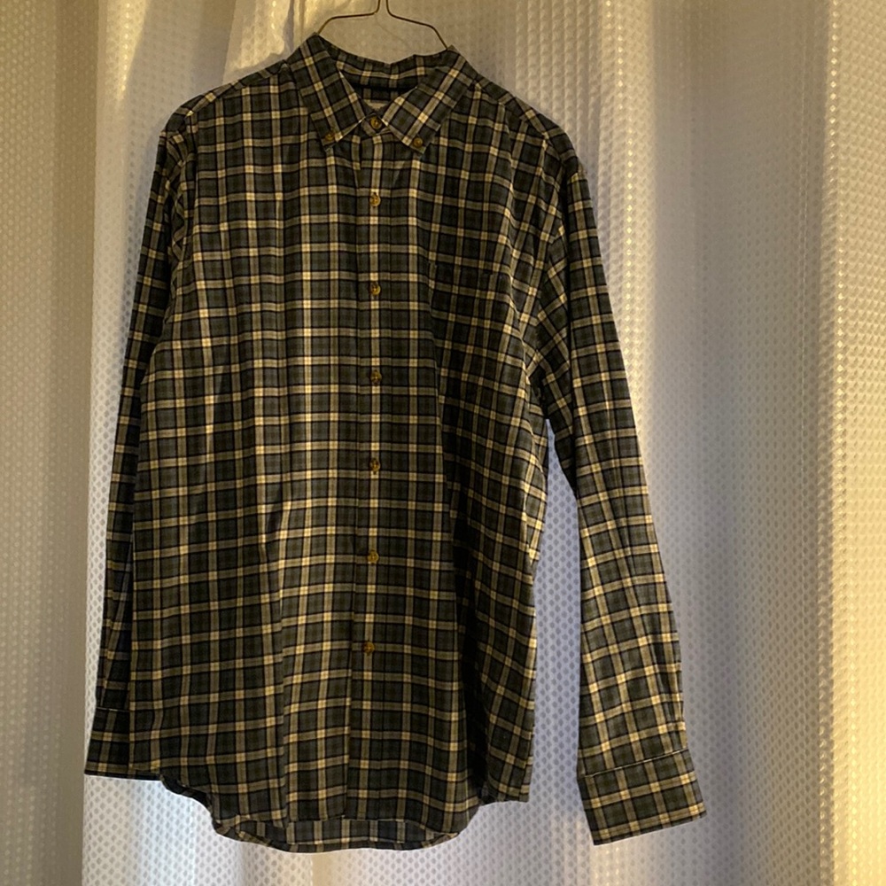 Men’s plaid button down shirt